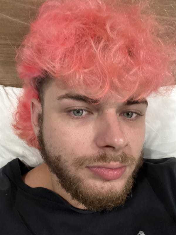 Pink-haired person photographed in intimate portraits in Đà Nẵng