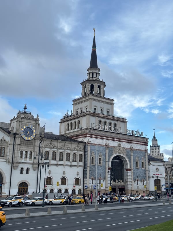 Komsomolskaya Square: Stalinist towers and railway station facades