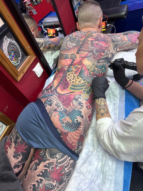 Extended tattoo session documented at Moscow parlor