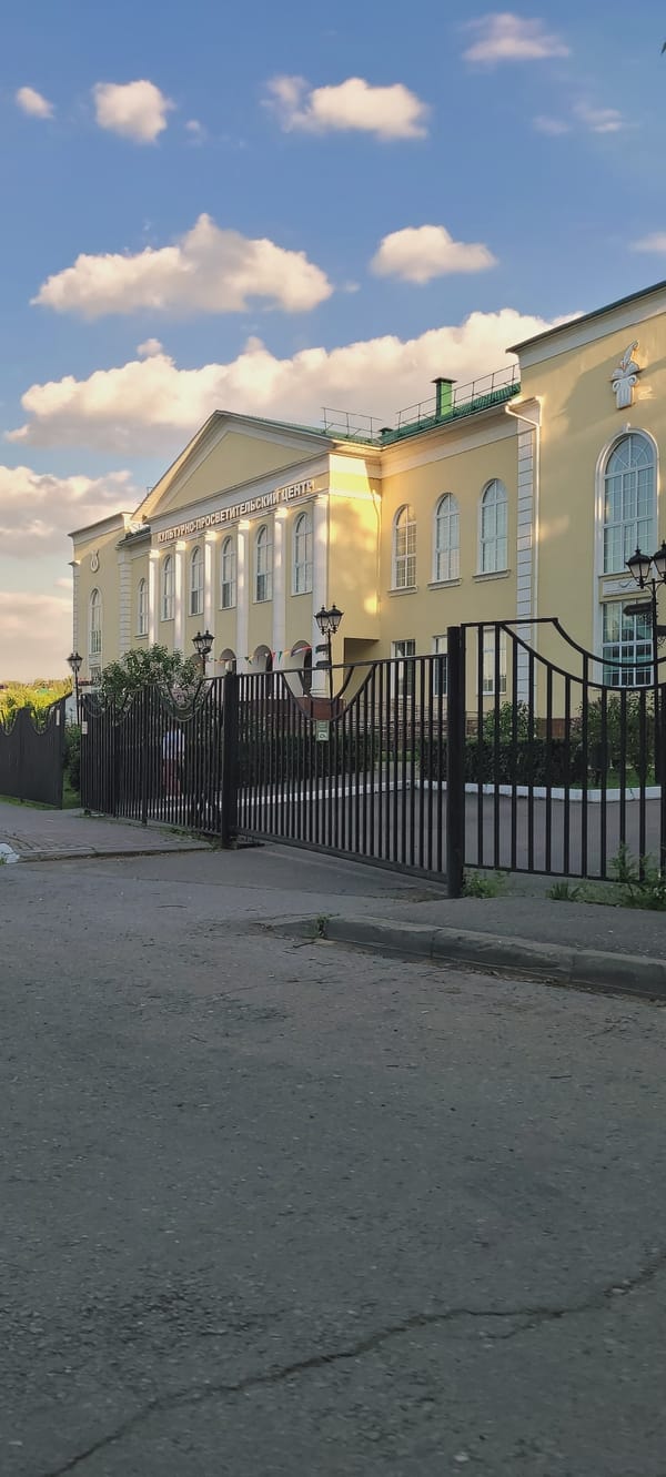 Afternoon neighborhood life documented across parks and residential areas