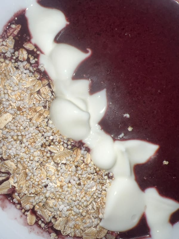 Smoothie bowls with yogurt toppings documented in Mexico City
