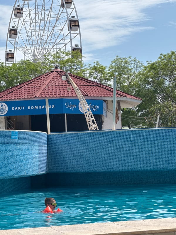 Family enjoys morning swim at Yevpatoriya water facility