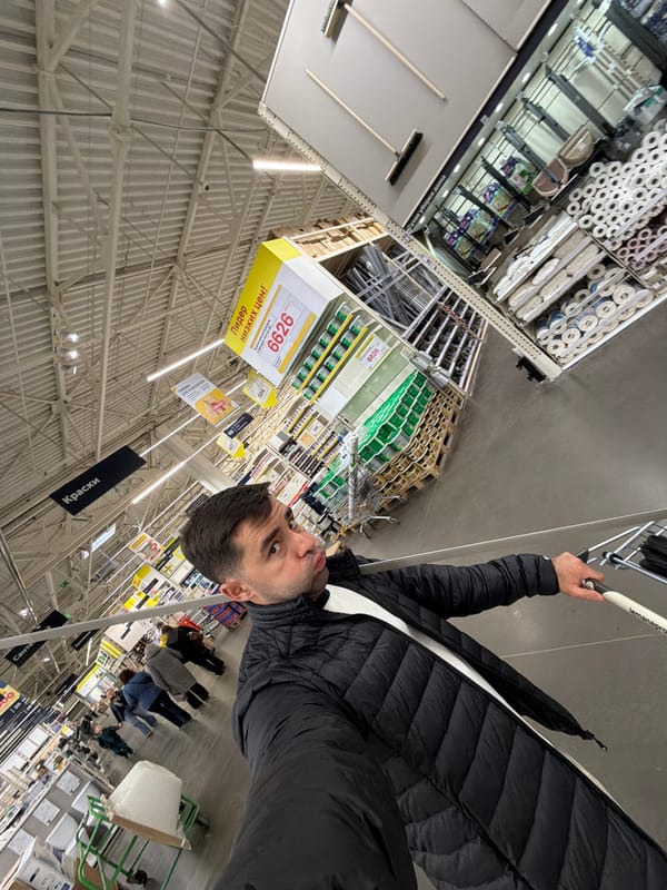Man Takes Selfie in Krasnoyarsk Retail Store