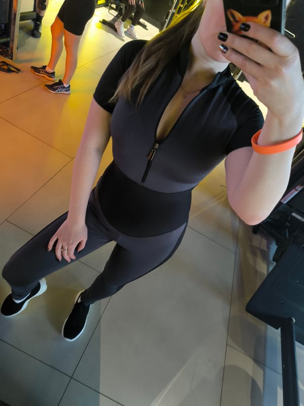 Woman exercises, takes selfie at Krasnoyarsk gym