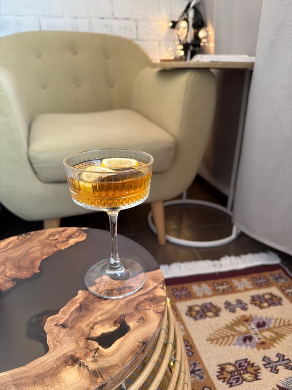 Cocktail preparation captured by witnesses in indoor setting
