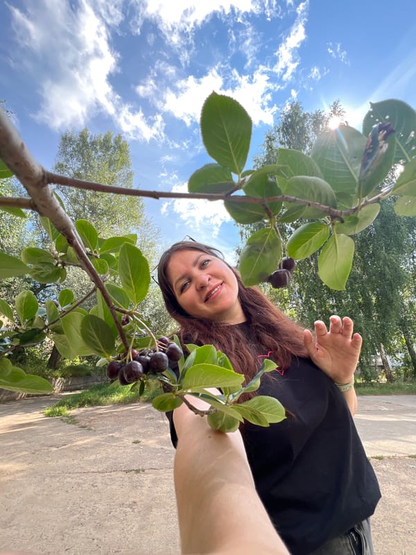Sunny morning selfies and berry close-ups outside a Noviy apartment block