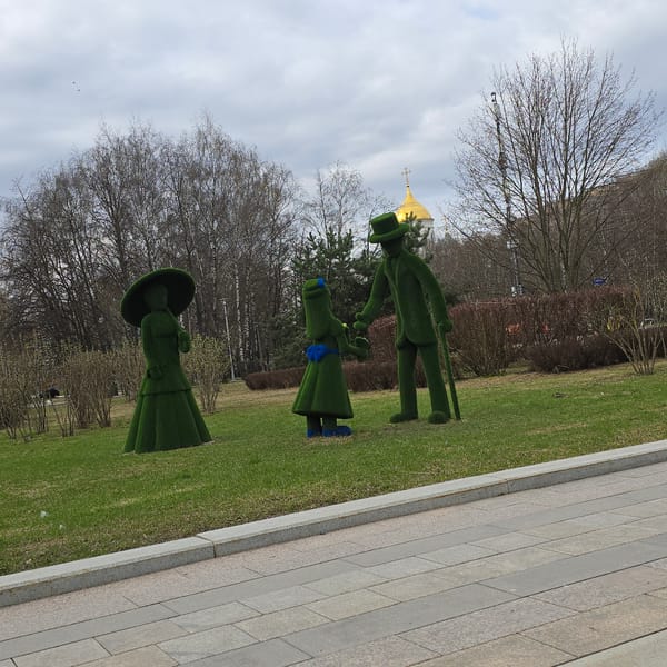 Family topiary sculptures spotted on Moscow lawn