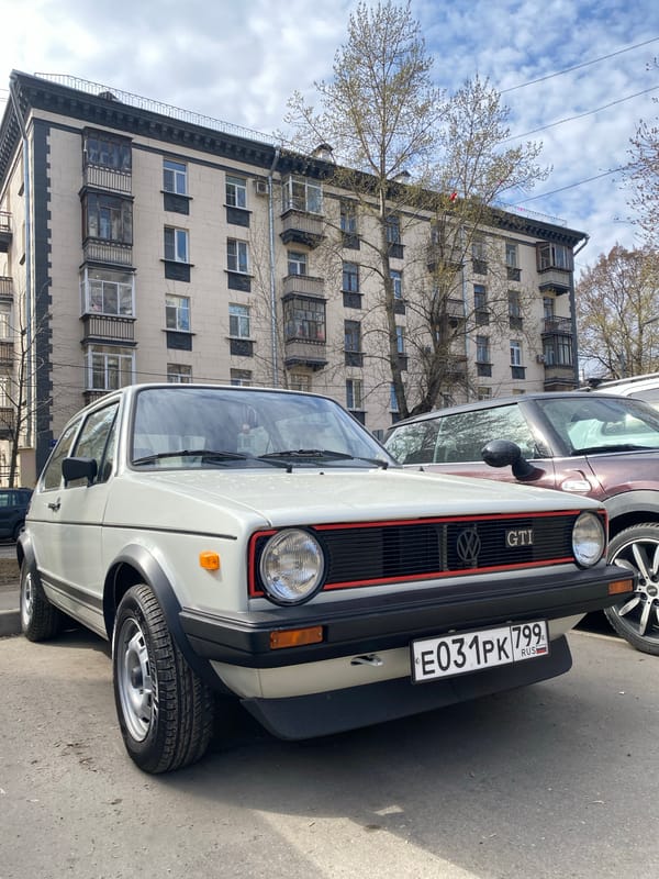 Morning street life documented in Khimki, Russia
