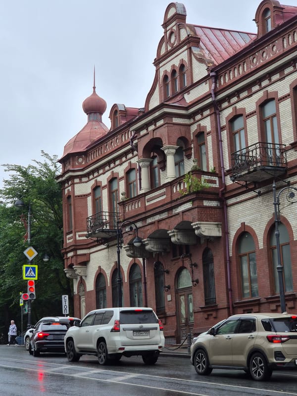 Street-level tour of Vladivostok's shops, art markets, and architecture