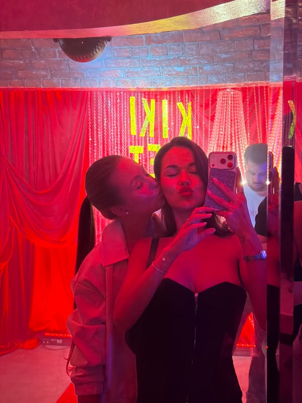 Moscow nightclub patrons document performer and social scenes