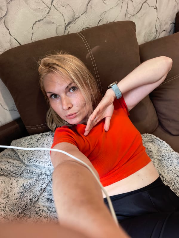 Family life documented during afternoon in Sterlitamak home