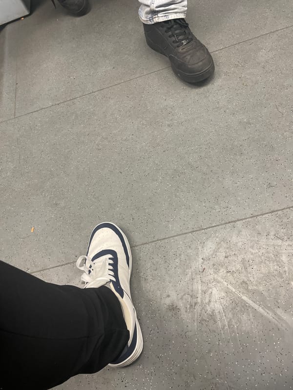 Person captures mismatched shoes moment in Bochum
