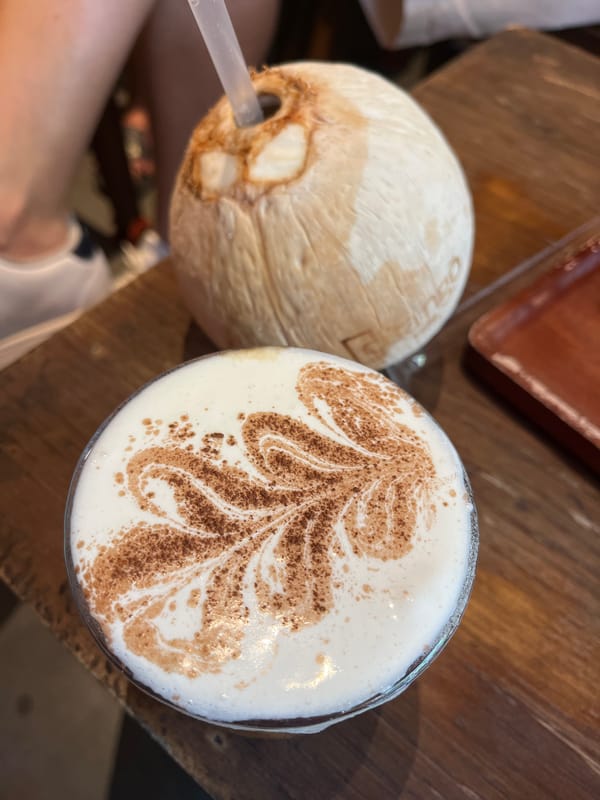 Cafe gathering documented in Đà Nẵng over 29-minute period