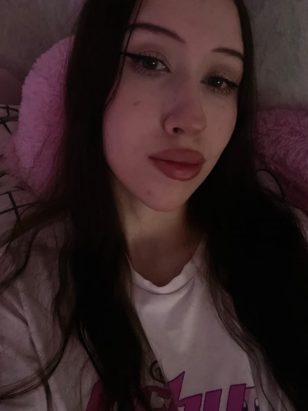 Bedroom selfie session in Votkinsk with strawberries and a pink teddy bear