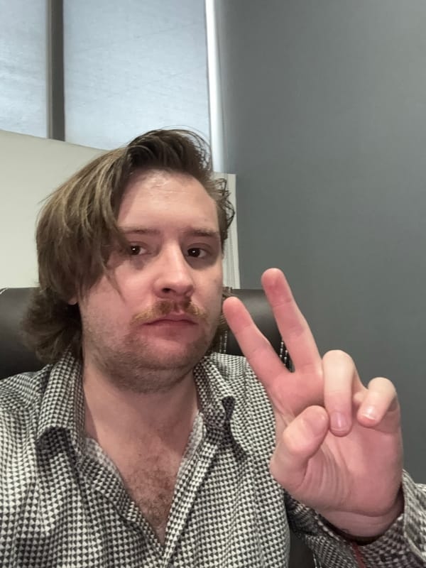 Man takes peace sign selfie in Cuautitlán Izcalli