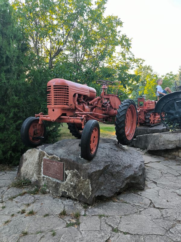 Vintage tractors and helicopters on display in Chișinău park