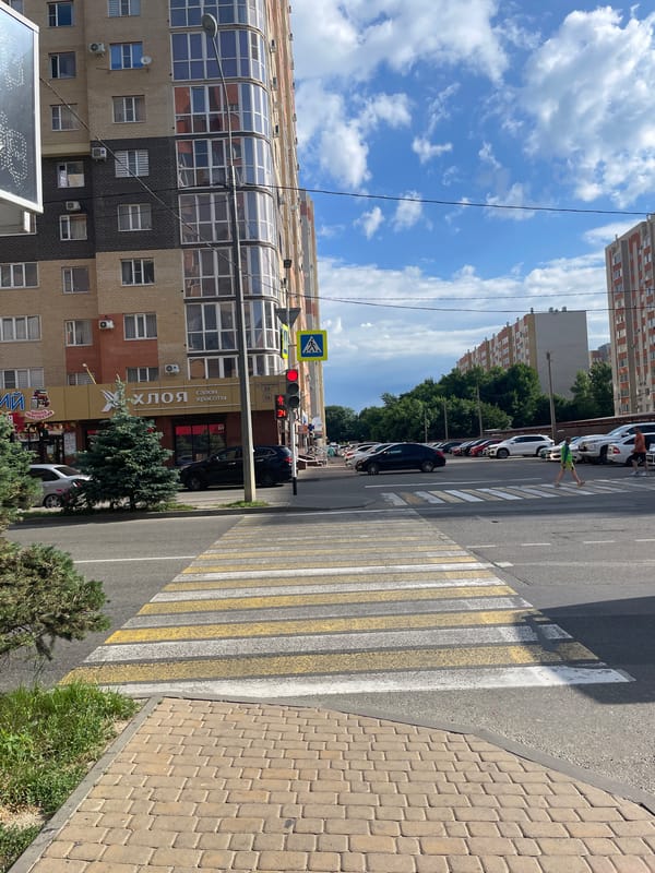 Morning street-level tour of a Stavropol residential neighborhood