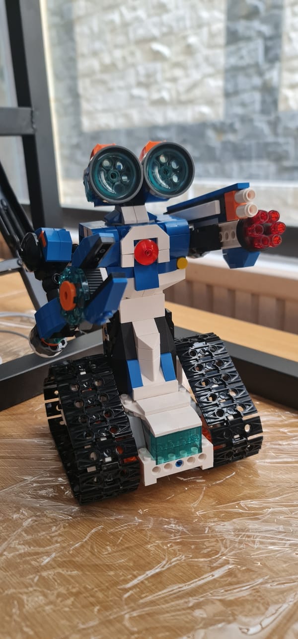 Children assemble Lego robots at table in Đà Nẵng