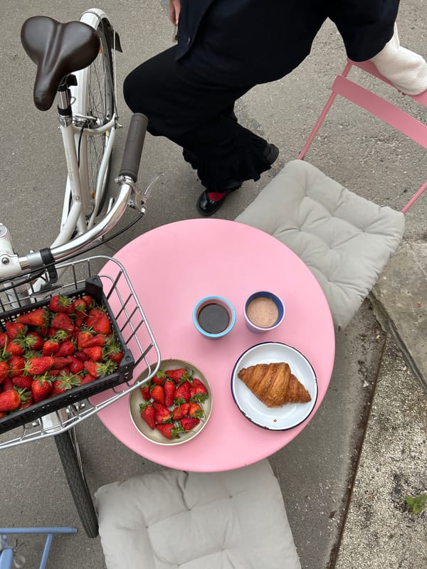 Pink outdoor table setup observed in Saint Petersburg