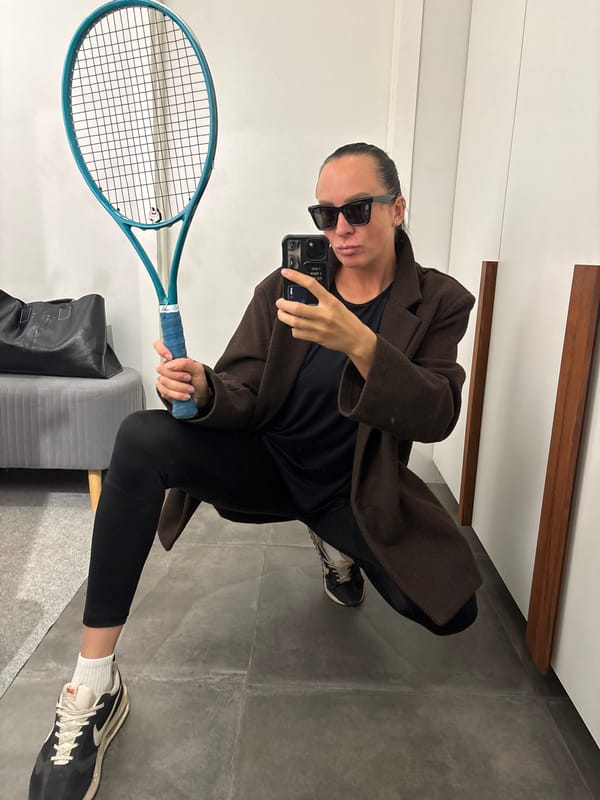 Tennis player takes mirror selfies with child in Russia