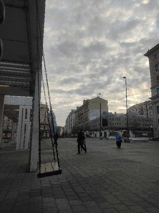Early morning street scenes captured near Moscow government buildings