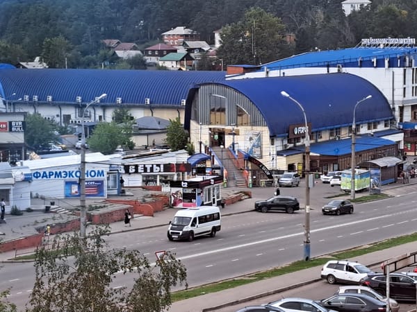 Ordinary Tuesday morning across a few Irkutsk neighborhoods