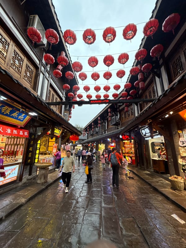 Morning street life documented across Shapingba District, Chongqing