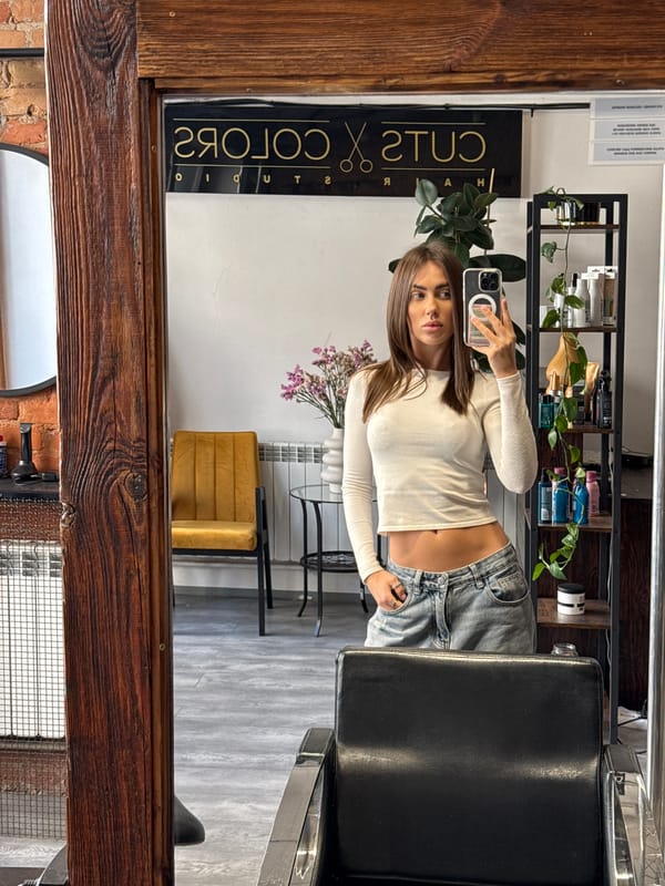 Woman documents salon visit and Warsaw street scenes in selfies