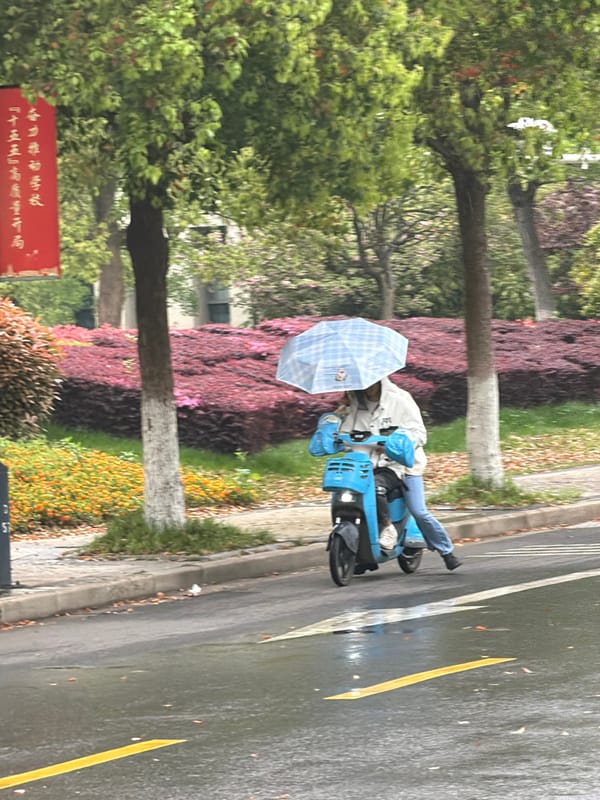 Morning commute scenes documented in rainy Jiangning District