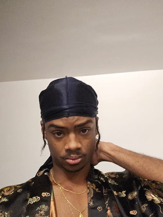 Man in black durag spotted indoors in Pantin