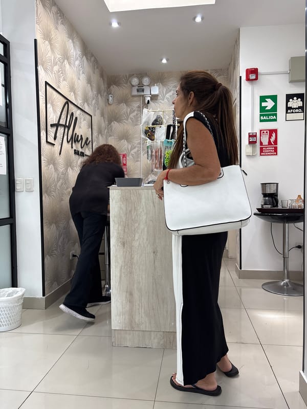 Beauty salon interior documented in Miraflores, Peru