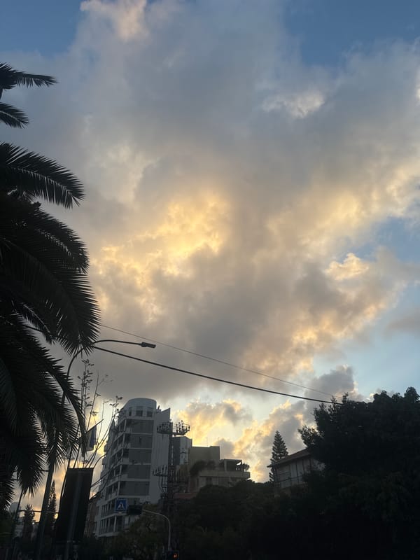Ordinary afternoon moments captured across Ramat Gan neighborhoods