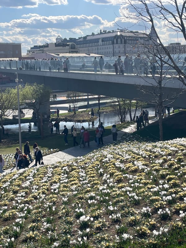Spring day captures Moscow park visitors and street traffic