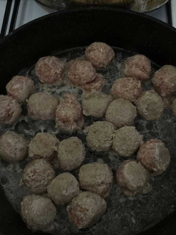 Evening cooking and urban nighttime scenes documented by witness