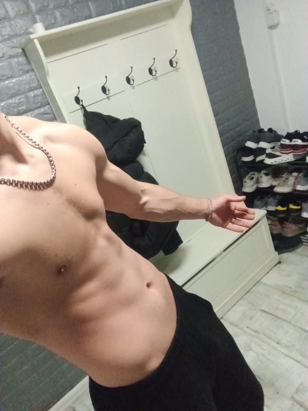 Man takes fitness selfies at Pazardzhik gym