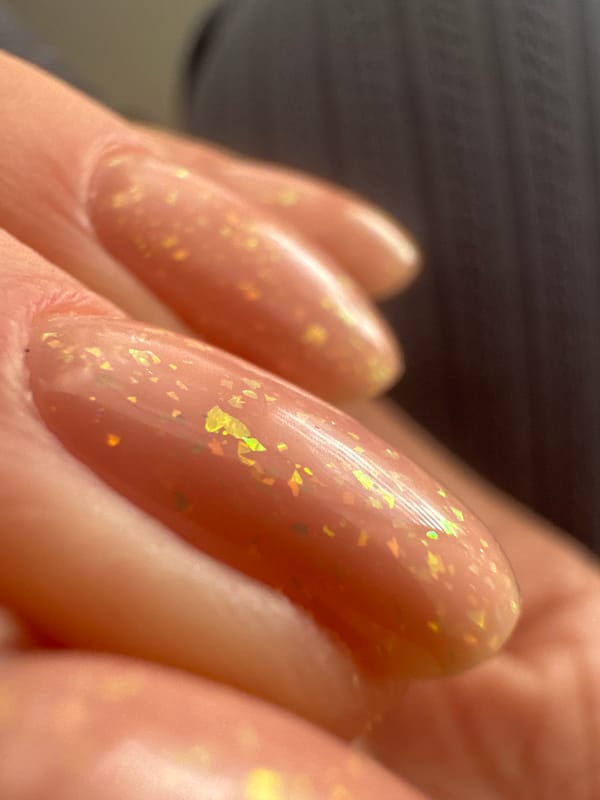 Portrait session captured in Bat Yam shows manicured nails