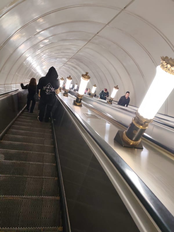 Morning walkthrough captures everyday Moscow street scenes and architecture
