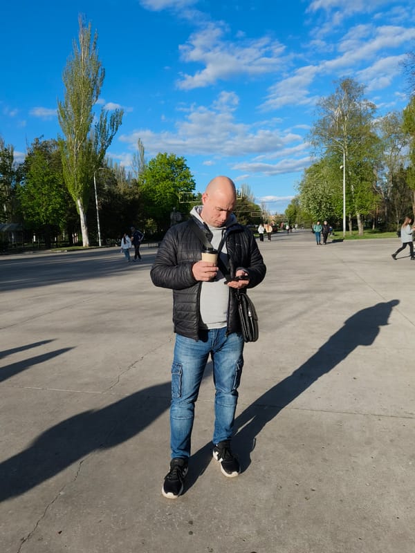 Ordinary afternoon moments documented across Kryvyi Rih parks and cafes
