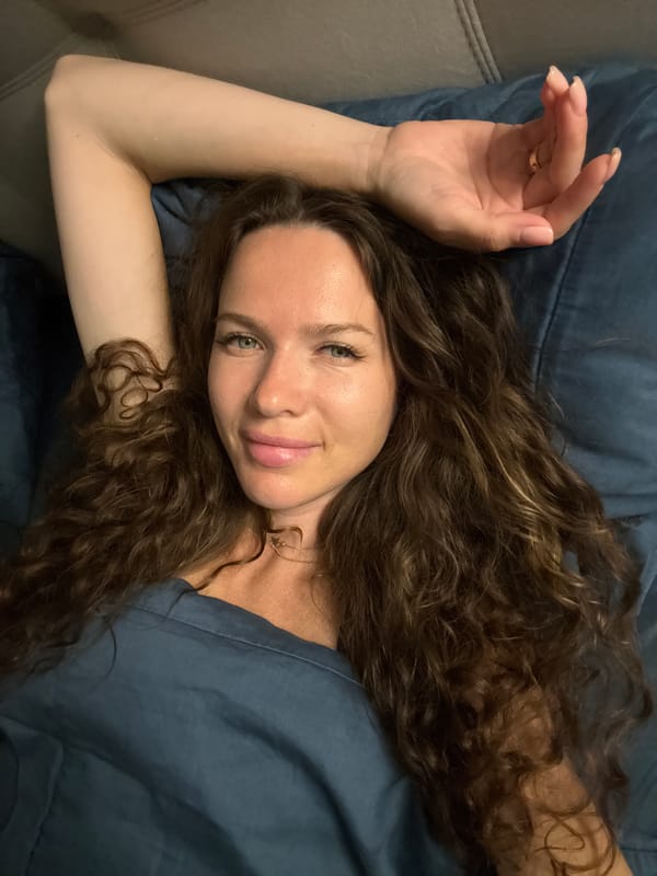 Casual indoor portrait session on blue bedding, Изумруд СНТ