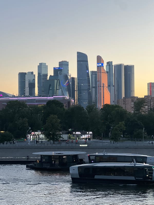 Night marathon through central Moscow at midsummer sunset