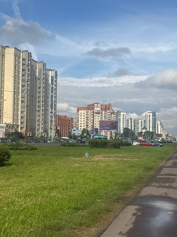 Witness documents routine urban life across Russian city