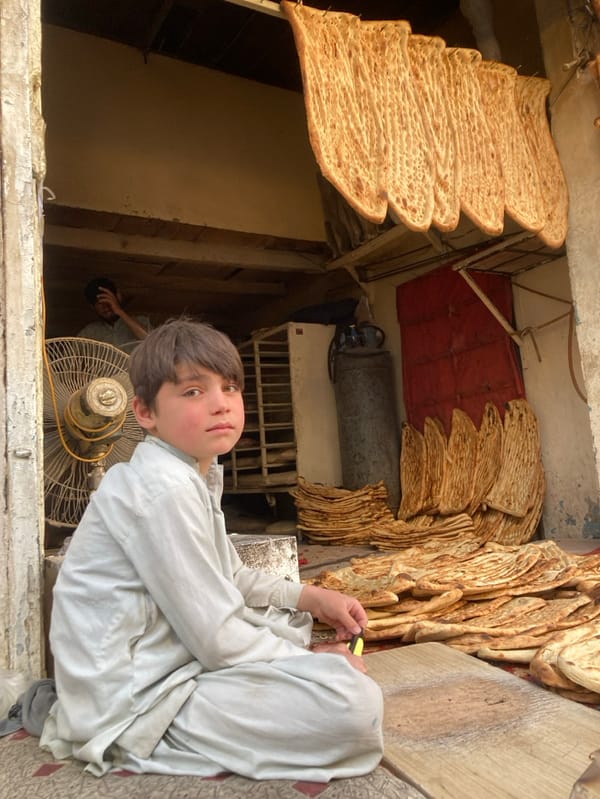 Daily Life Documented in Quetta's Traditional Markets and Bakeries