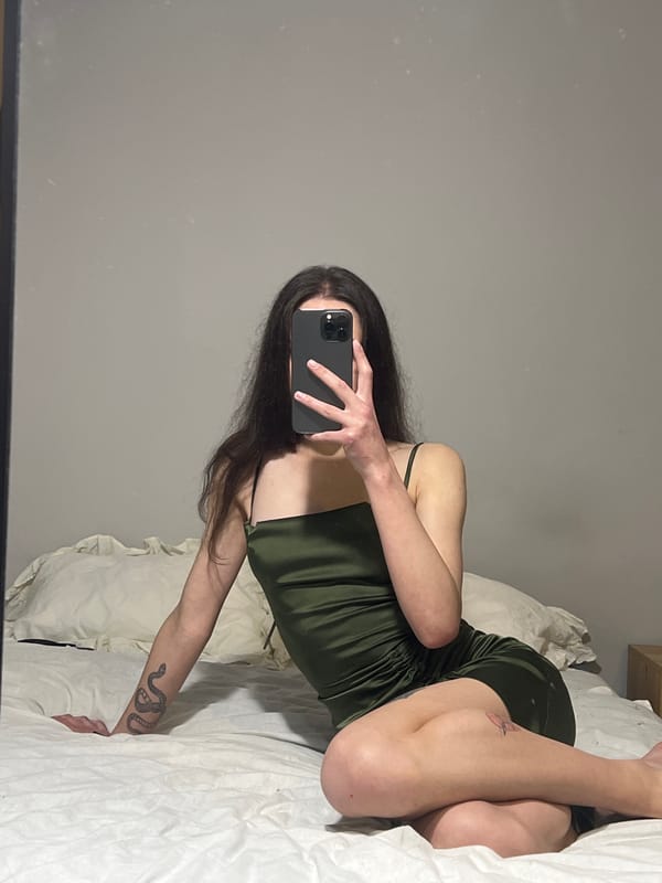 Person takes multiple bedroom selfies in Ternopil over 16 minutes