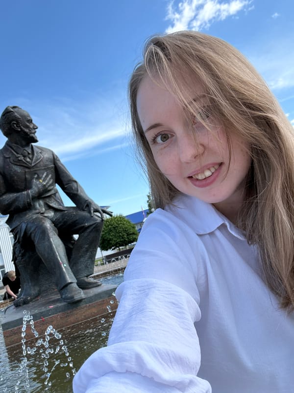 Woman documents fountain visit with selfies over 100 minutes