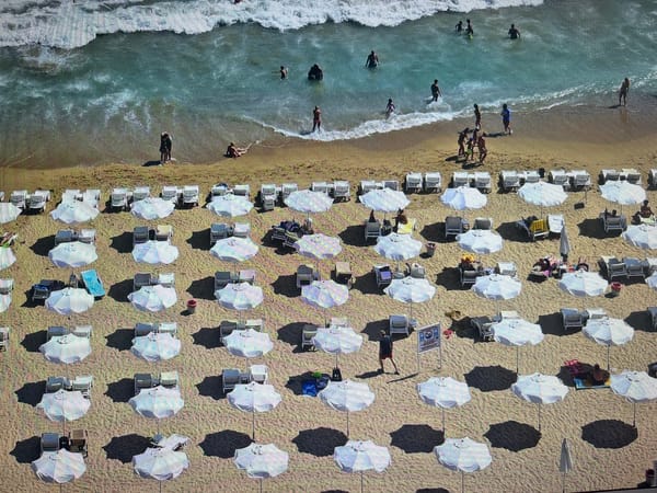 Witness documents Varna landmarks in brief morning photography session