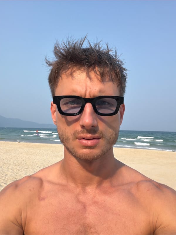 Man in sunglasses spotted on Đà Nẵng beach