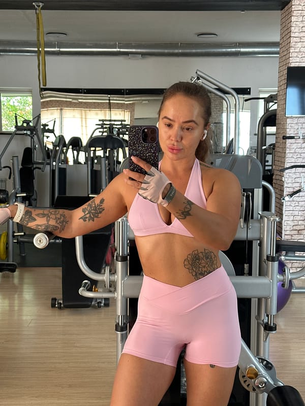 Gym selfie session in Yuzhnouralsk, pink workout gear and tattoos