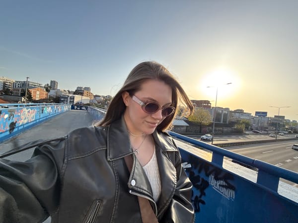 Person in leather jacket spotted on Belgrade bridge