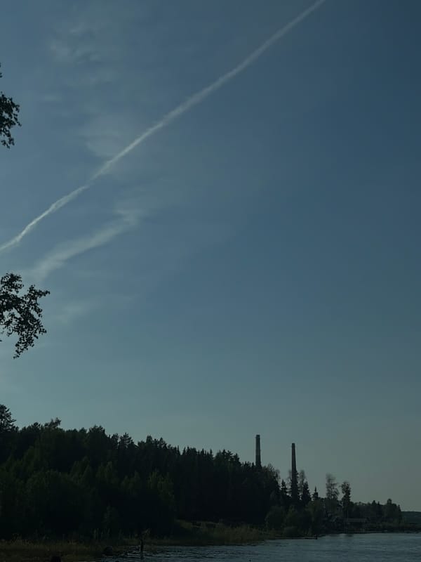 Contrails and waterfront scenes documented at single location
