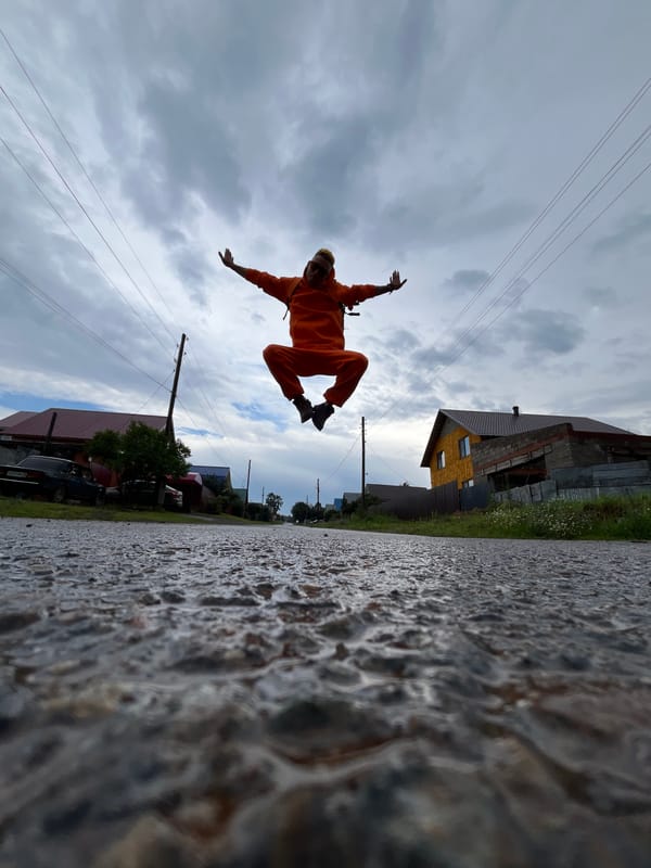 Full orange fit, jump shots and selfies in Chaikovsky